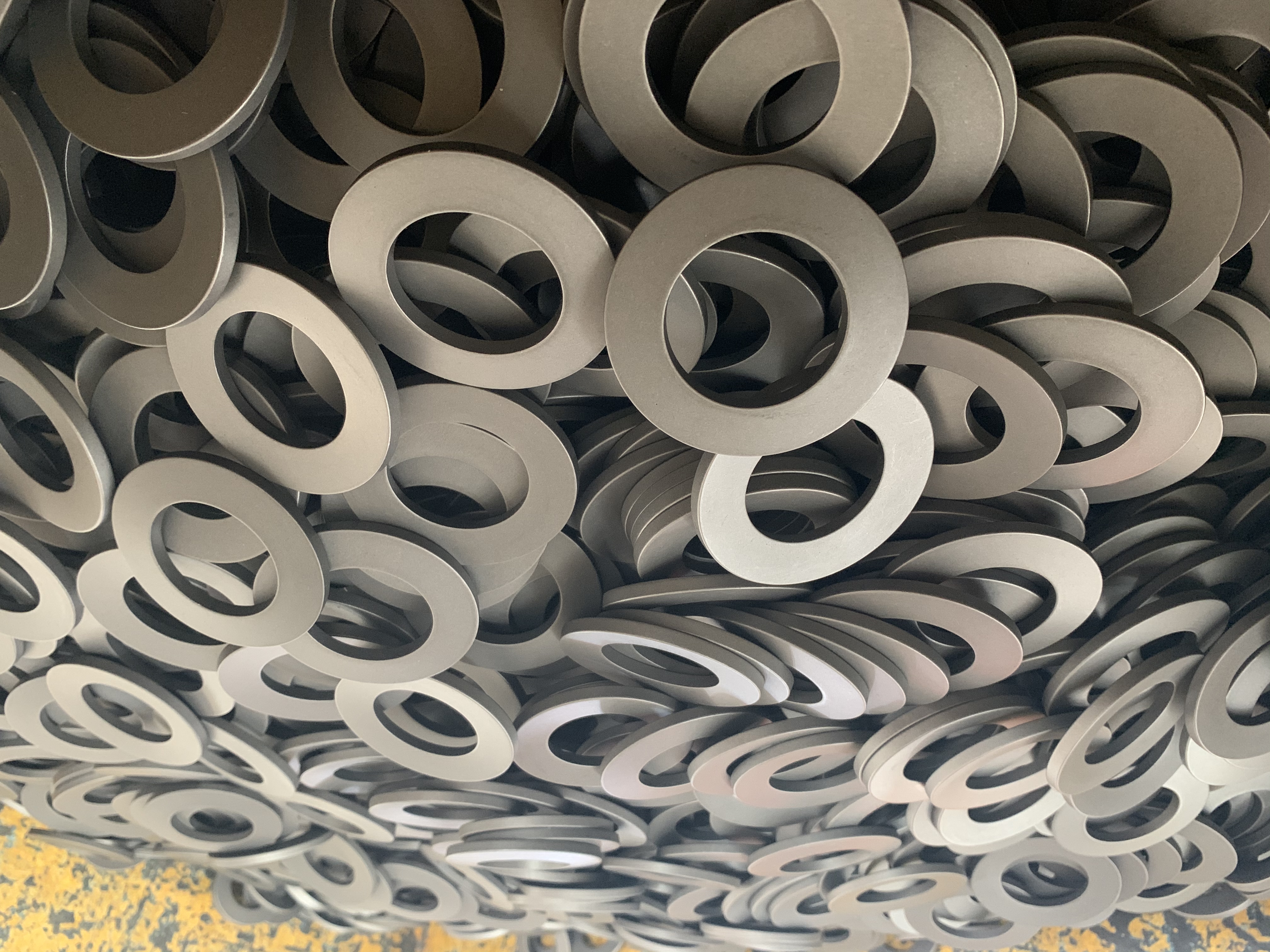 How Does the Working Compression of a Disc Spring Affect Its Performance?